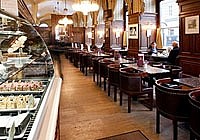 Поющий официант в кафе Schwarzenberg Австрия Вена