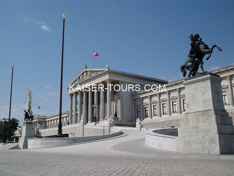 Sightseeing tour across Vienna
