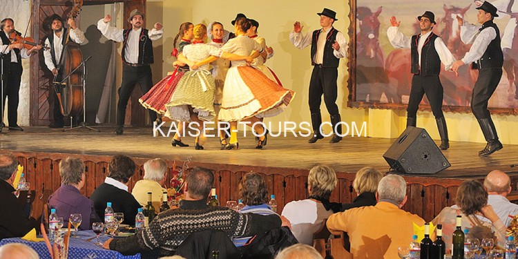 Экскурсия вечерняя фольклoрная  программа с ужином в чарде из Будапешта