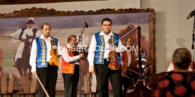 Экскурсия вечерняя фольклoрная  программа с ужином в чарде из Будапешта