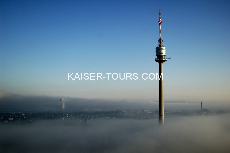Новый год на Дунайской башни Donauturm с высоты более чем 170 м. с видом на Вену  