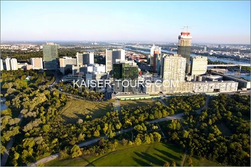 Новый год на Дунайской башни Donauturm с высоты более чем 170 м. с видом на Вену  